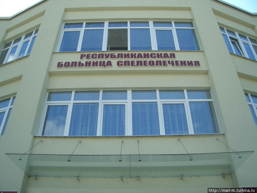 Главный фасад. Верхний этаж — комната для занятий теннисом, средний — столовая. Солигорск, Беларусь