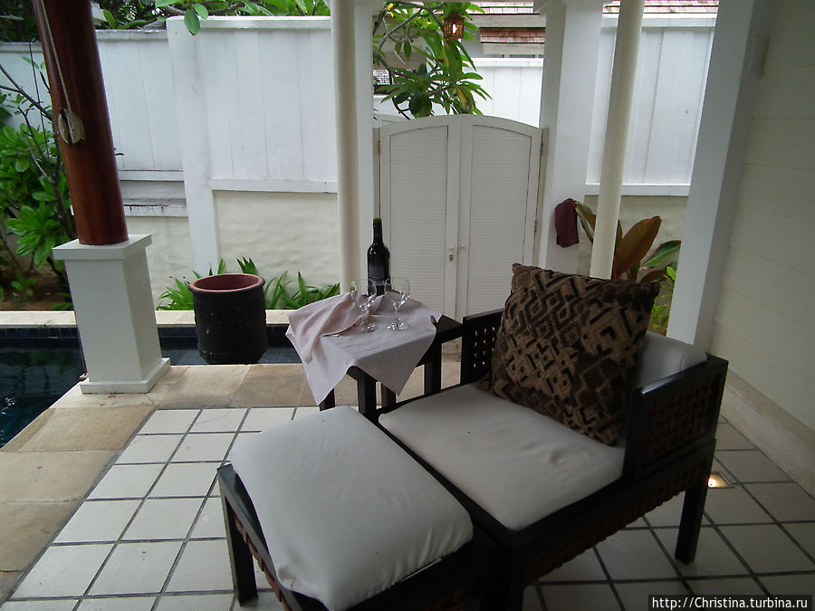 В дворике виллы у бассейна лежак с столиком для чтения Остров Маэ, Сейшельские острова