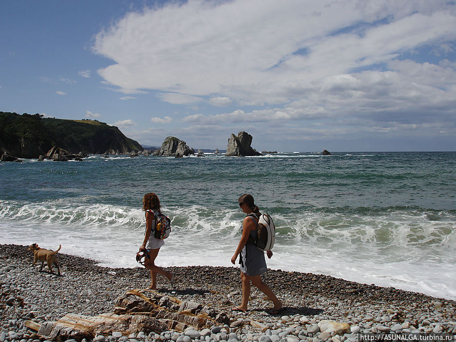 Астурия известна также огромным количеством отдельных природных достопримечательностей, которые по степени значимости делятся на Резервас Натуралес (природоохранные зоны), Парахес Натуралес (Природные уголки) и Монументос Натуралес (Природные памятники)