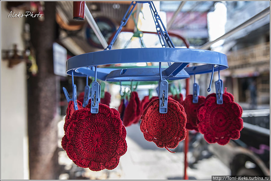 Меня приятно порадовало обилие всяких оригинальных сувениров в Таиланде. В Гоа сувениры были примитивнее и менее качественные...
*