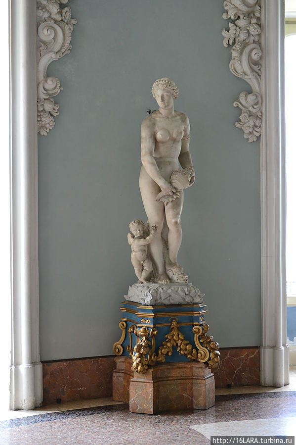 Надо упомянуть что фотографировать во дворце нельзя поскольку это частная собственность (но если очень хочется...)