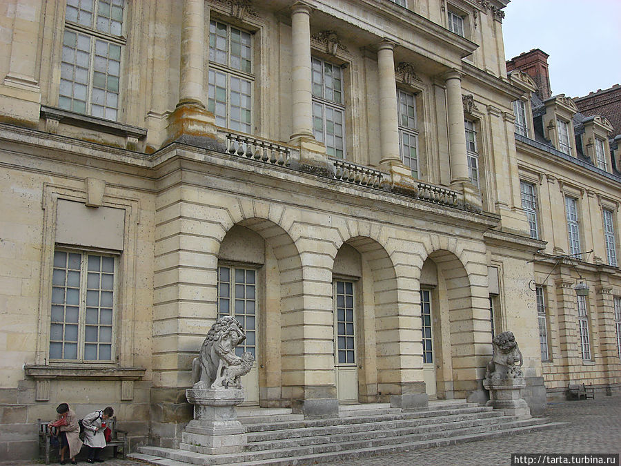 Дворец со стороны внутреннего двора Фонтенбло, Франция