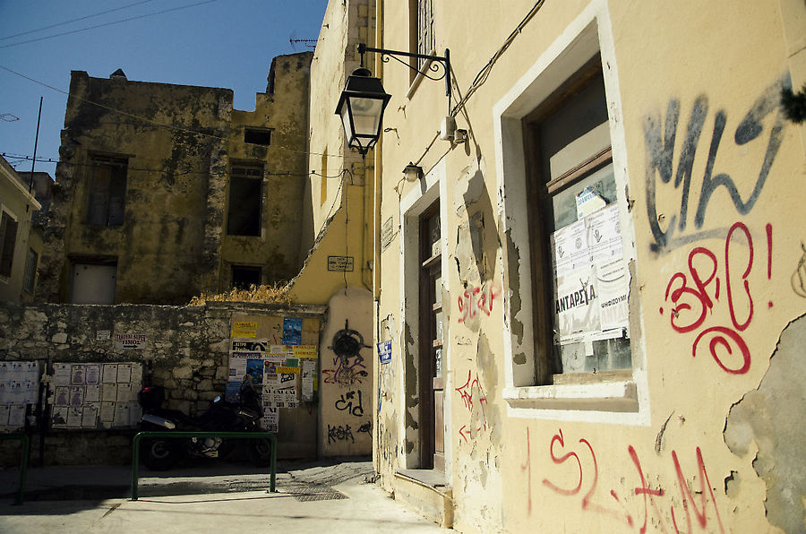 Типичная картина для улиц Ретимно, пролегающих в стороне от торговых рядов. Остров Крит, Греция