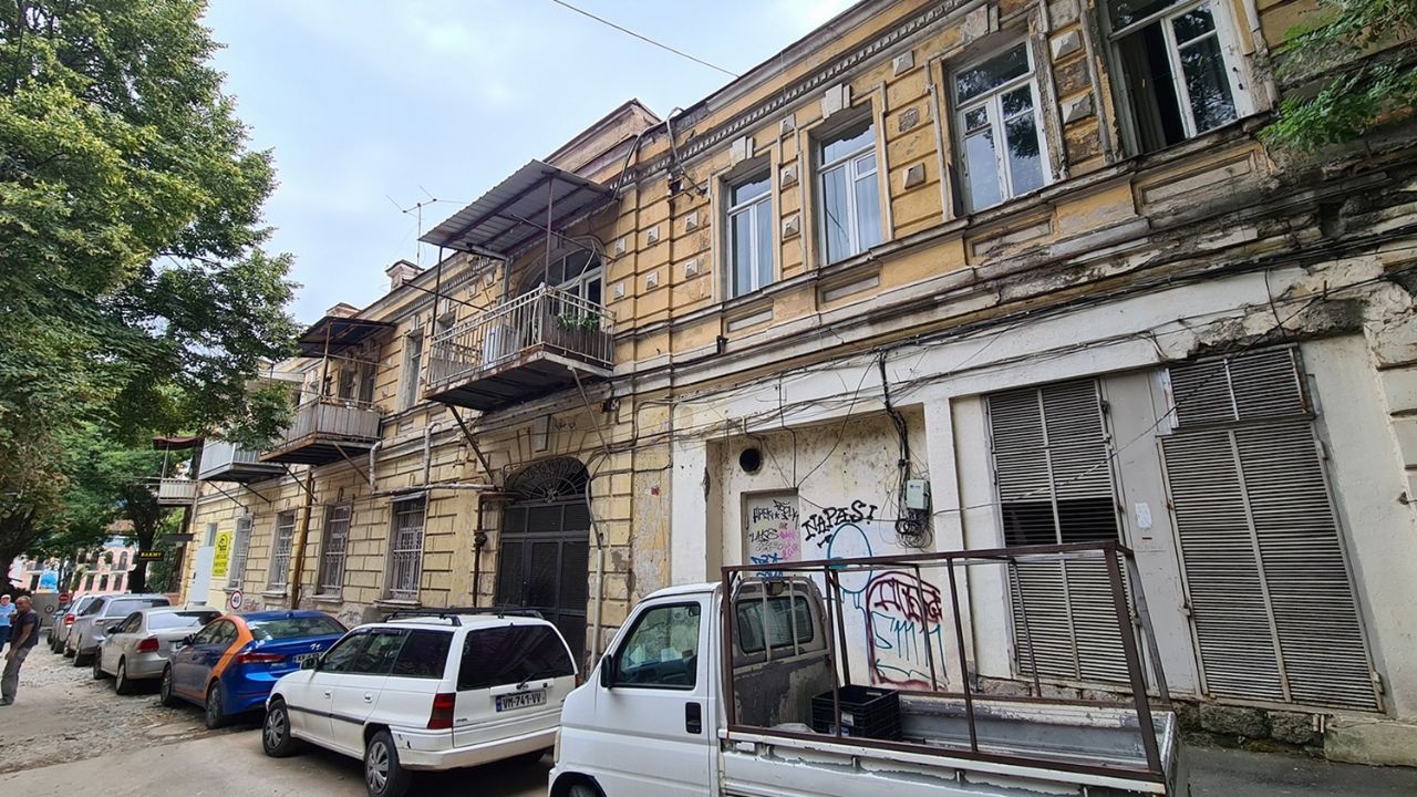 Следы старого Тифлиса, в современном Тбилиси. Тбилиси, Грузия