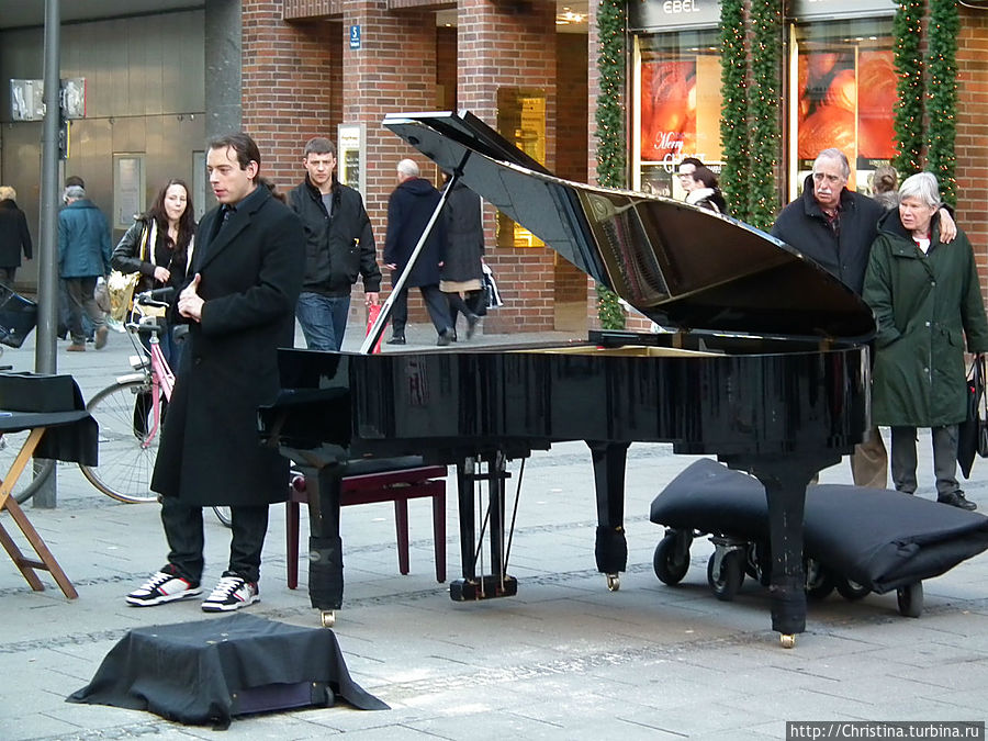 В Мюнхене также промышляют уличные музыканты, но уже совсем другого уровня! Тут вам и скрипка и рояль и духовые инструменты — на любой вкус и прямо что называется 