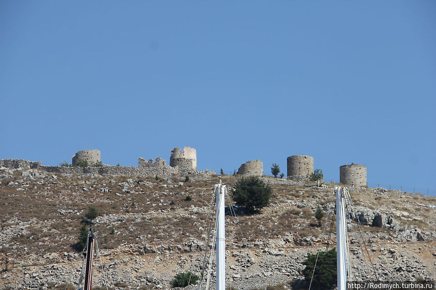 Развалины крепости рыцарей и мельниц Сими, остров Сими, Греция