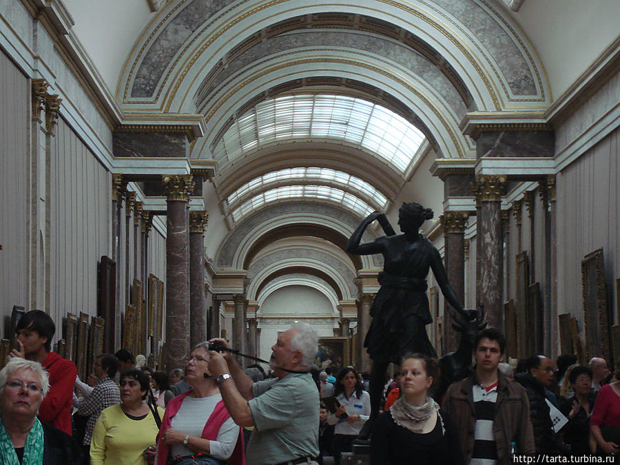 Большего количества посетителей, одновременно находящихся в залах музея, наверное, нет нигде. Париж, Франция