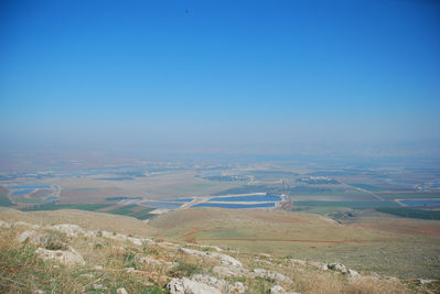 А тут, те кто разбираются в израильской географии, сразу же узрели горы Иордании в дали, в дымке. Но это фотка не из-за нее) Вообще, в этой долине, опять же из-за воды, очень много кибуцев. Несмотря не невыносимую жару летом, и на тяжелую военную обстановку в прошлом(террористы Иордании одно время очень интенсивно обстреливали их с гор). Кстати, чуть правее, есть большой гуш кибуцев, построенный на месте бывших арабских поселений, после того как они бежали в Иорданию, в войну за не зависимость. Но и не об этом))))
В самом центре город — Бэйт Шаан. Перед ним, два круга — два кибуца. Один религиозный, другой светский. А между ними(!!!) социальный проект. Вот этим маленькие белые строящеюся домики, в них будет жить смешанное население(религиозные, и светские), и вот интересно, что из этого получится)