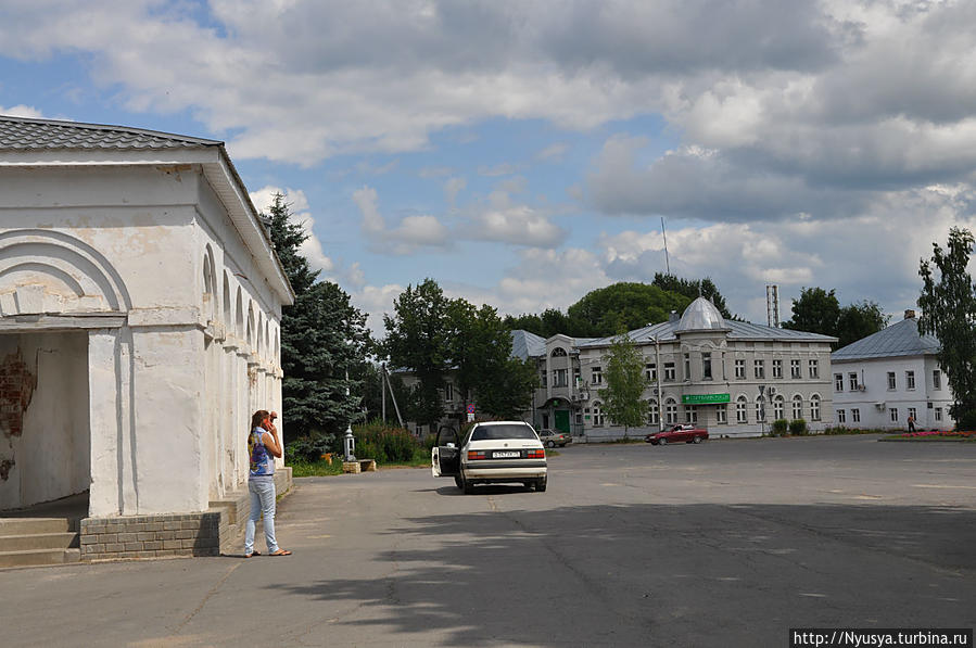 А за этим корпусом гостиного двора разбит сквер, центром которого является памятник вождю мирового пролетариата — В.И.Ленину. Пошехонье, Россия