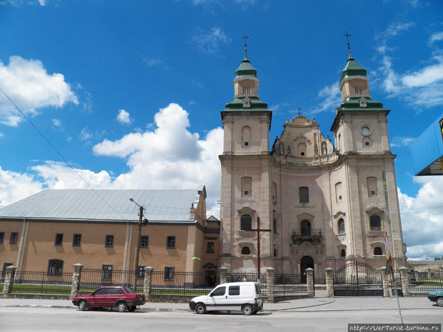 Бернардинский монастырь, 1627-37 гг.
Огромный костёл Св. Антония, являющийся центральным сооружением бернардинского монастыря, хорошо виден с замковой горы. Основал монастырь князь Юрий Збаражский в 1627 г., строительство первоначального комплекса завершилось в 1650-х гг. усилиями Я. Корибута-Вишневецкого и его жены Евгении. В нынешнем ренессансно-барочном виде храм отстроен в 1723-55 гг. на средства киевского воеводы Ю. Потоцкого (арх. И. Ганц). При монастыре работало философское училище, затем гимназия, госпиталь. В советские времена комплекс был заброшен, но 1990 г. вновь возвращён бернардинцам. В интерьере сохранились алтари со скульптурами А. Осинского (XVIII в. ), фрагменты фресок XVIII-ХІХ вв. Ведётся реставрация, проходят богослужения. Збараж, Украина