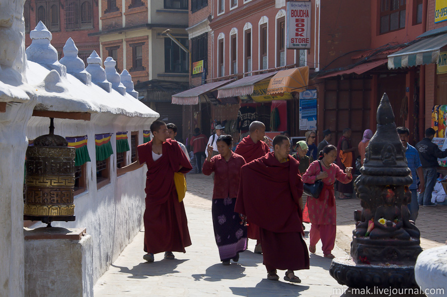 По всему нижнему ярусу ступы в стену встроены молитвенные барабаны, раскручивая которые, паломники обходят ее по кругу несколько раз, прежде чем подняться на верхние уровни. Катманду, Непал