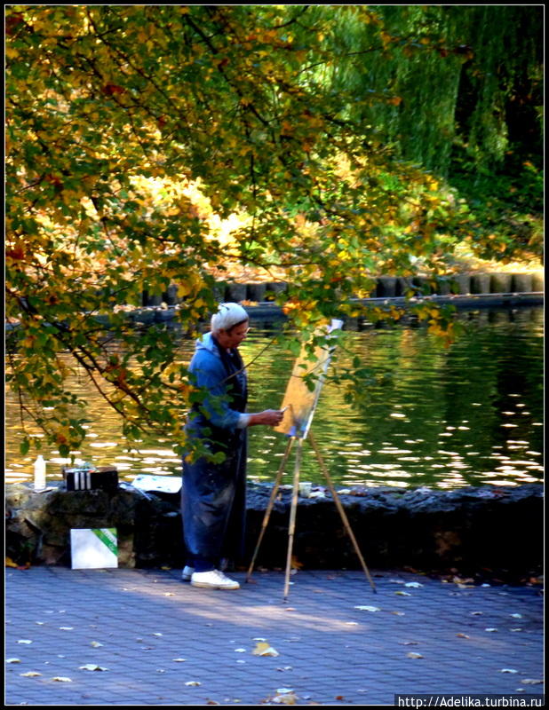 Художница замечательно смотрится на фоне осени, наверное картины тоже получатся замечательные! Рига, Латвия