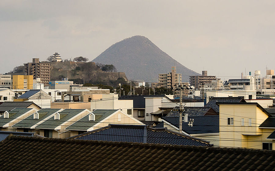 Последний взгляд на замок и Сануки Фудзи через плечо. Префектура Кагава, Япония