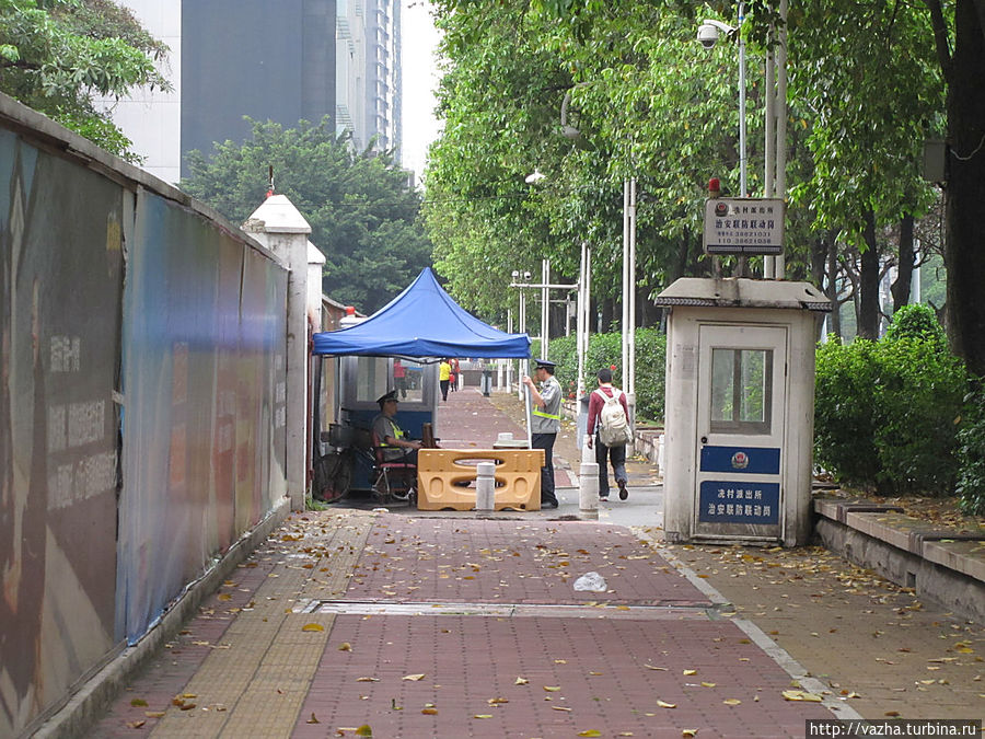 На входе в трущобы круглосуточный пост милиции Гуанчжоу, Китай