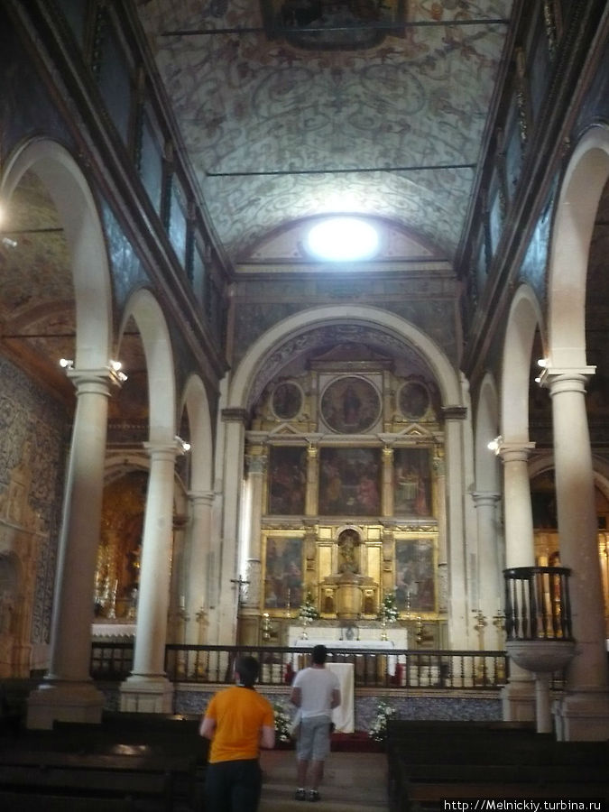 В церкви Святой Марии Обидуш, Португалия