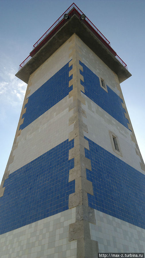 Маяк. Рядом находится музей маяков, в котором представлены сведения и история всех маяков Португалии. Особого внимания заслуживают экспонаты рабочие элементы маяков — линзы Френеля. Вход свободный (по крайней мере был в сентябре 2012-го). Кашкайш, Португалия
