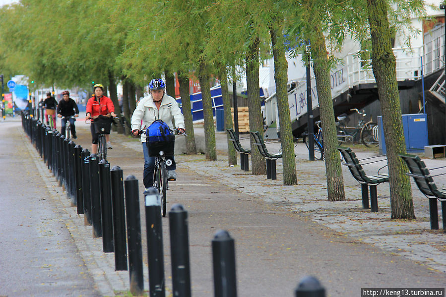 По всему городу словно пауком раскинута сеть вело дорожек, и стокгольмцы с удовольствием ими пользуются, добираясь до работы бегом или на велосипеде. Стокгольм, Швеция