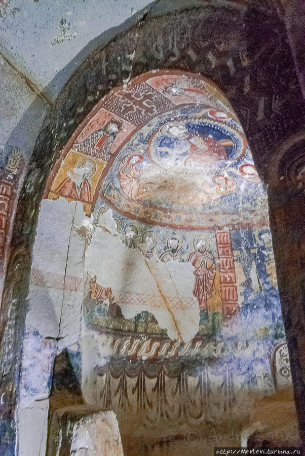 Одна из многочисленных церквей в долине Ихлара Ихлара (долина), Турция