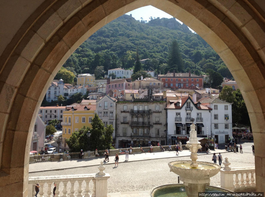 Вид из Национального Дворца Синтры на исторический центр города. Синтра, Португалия