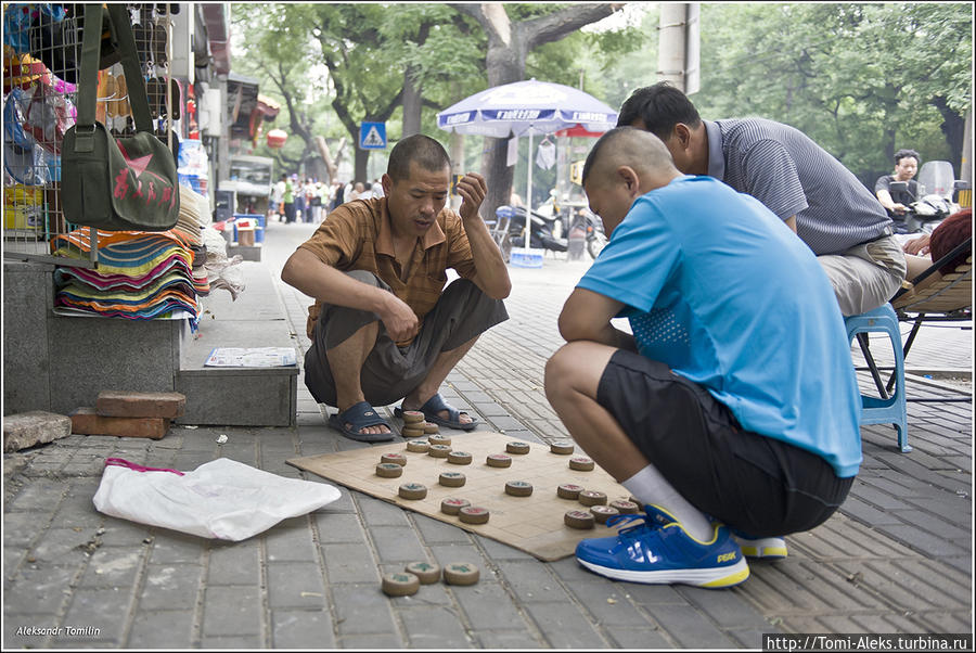 Когда шли назад в отель, по пути не раз встречали игроков, которые играли прямо на тротуаре...
* Пекин, Китай