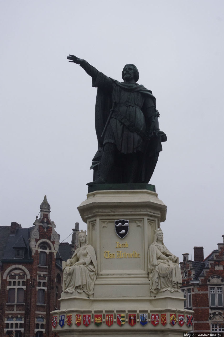 Памятник, указующий на вход Брюгге, Бельгия