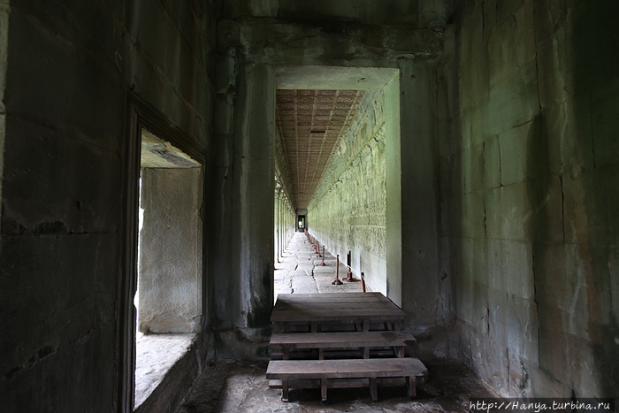 Коридор южной галереи Ангкор Вата. Деревянный потолок выполнен в 20-м веке по образцам древних фрагментам, обнаруженным при раскопках