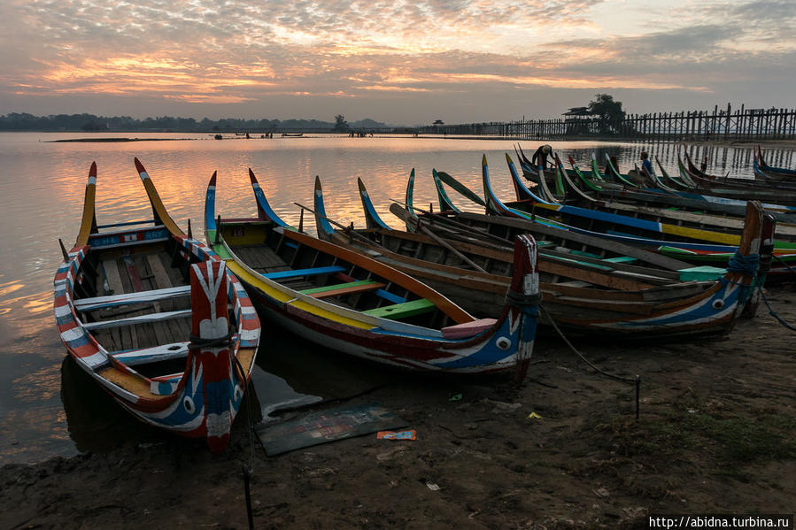 Разноцветные лодочки, ждут туристов, чтобы покатать их по озеру Мандалай, Мьянма