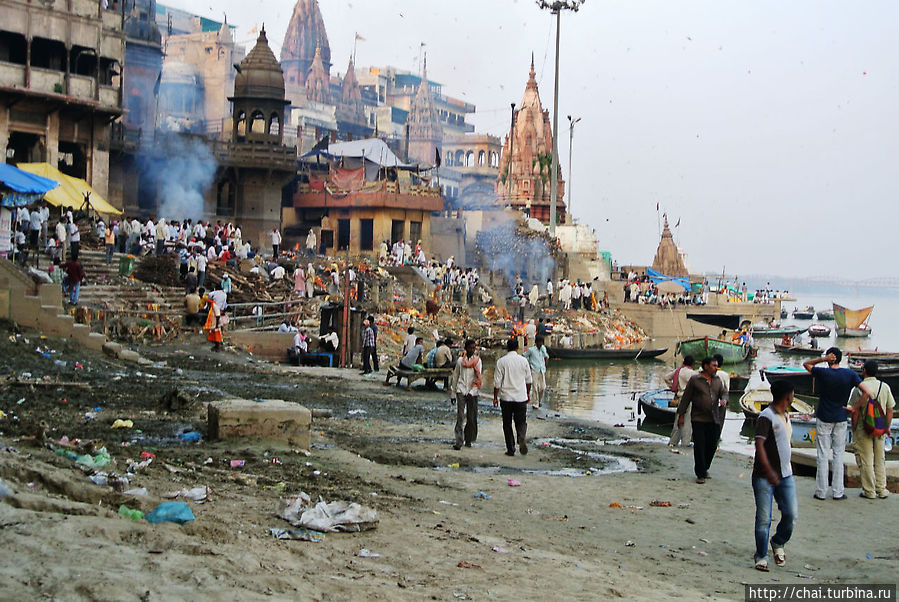 Дым от костров, на которых сжигают трупы. Вблизи фотографировать нельзя. Варанаси, Индия