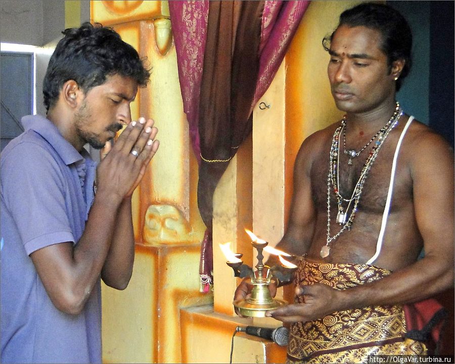 Прихожане один за другим стали подходить к жрецу, застывая перед ним в безмолвной молитве. Тринкомали, Шри-Ланка