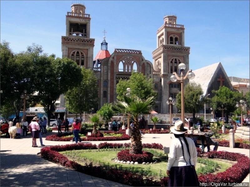 Площадь Оружия. Собор Сан-Себастьян Уарас, Перу