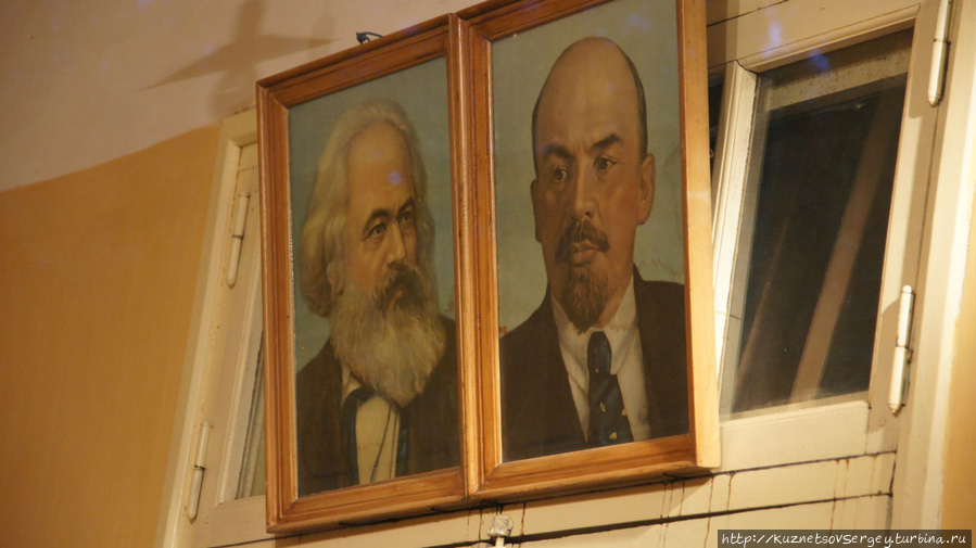 Портреты Ленина и Маркса в кабинете Хо Ши Мина Ханой, Вьетнам