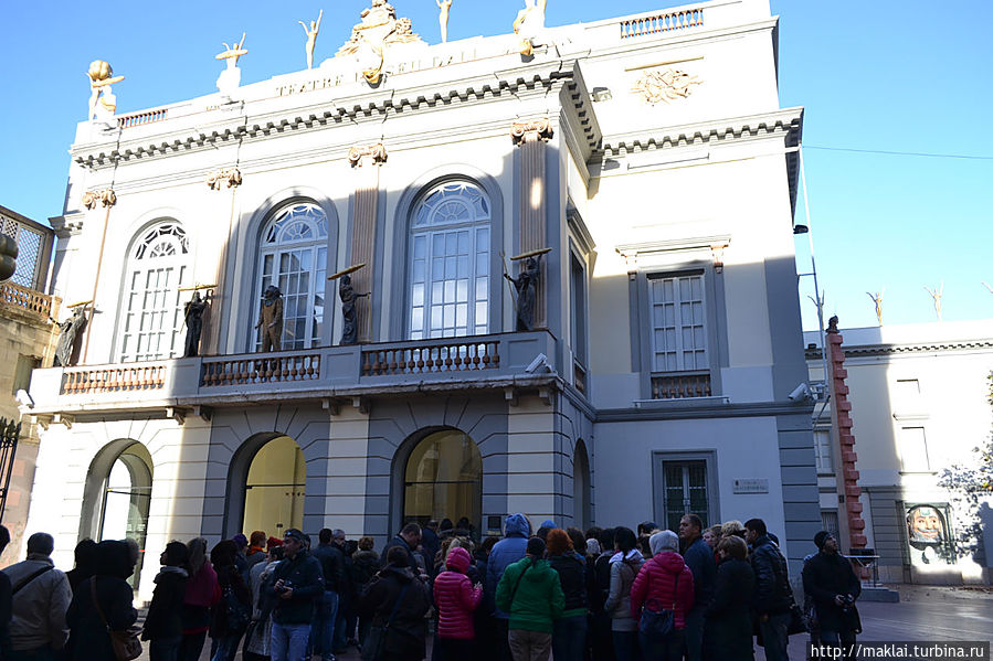 Главный вход в музей. Фигерас, Испания