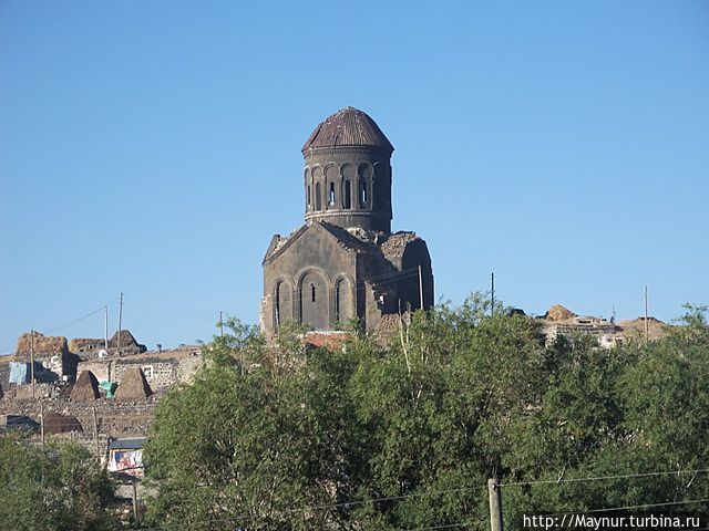 Грузинская церковь , оставшаяся от монастыря 12 века. Внутри она захламленная и пустая ,но снаружи смотрится вполне сохранившейся. Карс, Турция