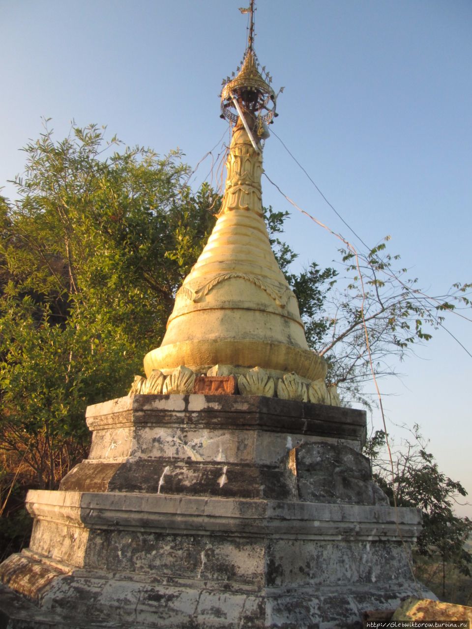 Подъем на вершину горы для любования закатом Хпа-Ан, Мьянма