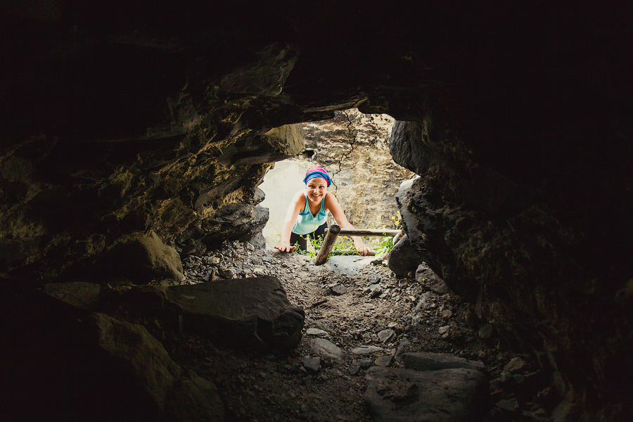 Следующая задача — протиснуться в эту дырочку. А дальше — еще три этажа по таким же лестницам, только в темноте:)