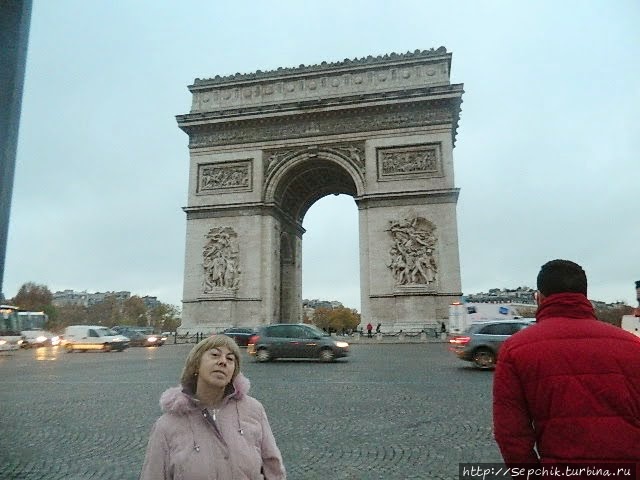 у Триумфальной Арки на площади Этуаль Париж, Франция