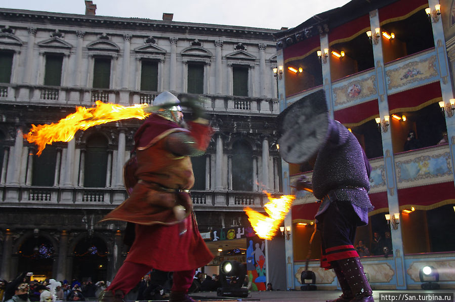 В ранних сумерках мощные рыцари сражаются на горящих мечах Венеция, Италия