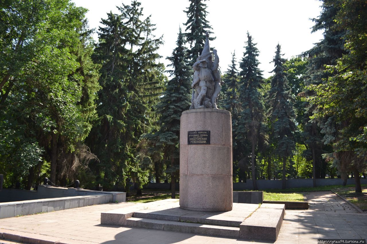 Памятник борцам революции / The monument to the fighters of the revolution