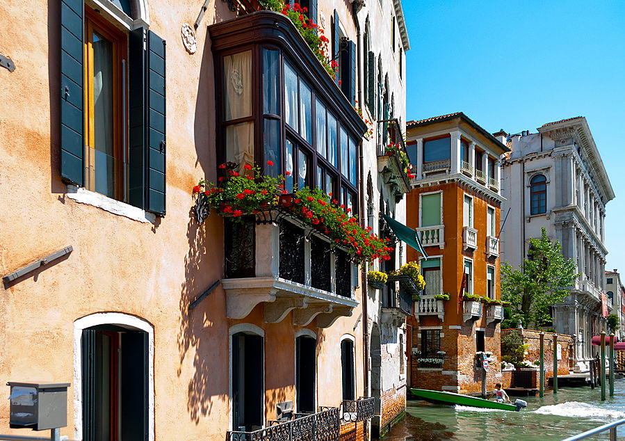 Поэтому нам только и остается делиться своими впечатлениями фасадов. Не забудьте, что с реальностью эти впечатления имеют мало общего.