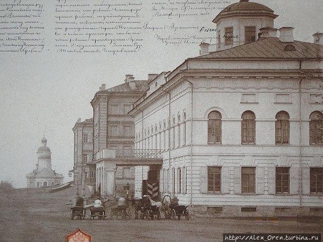 Собор вдали, на первом плане губернаторский дворец. Оренбург, Россия