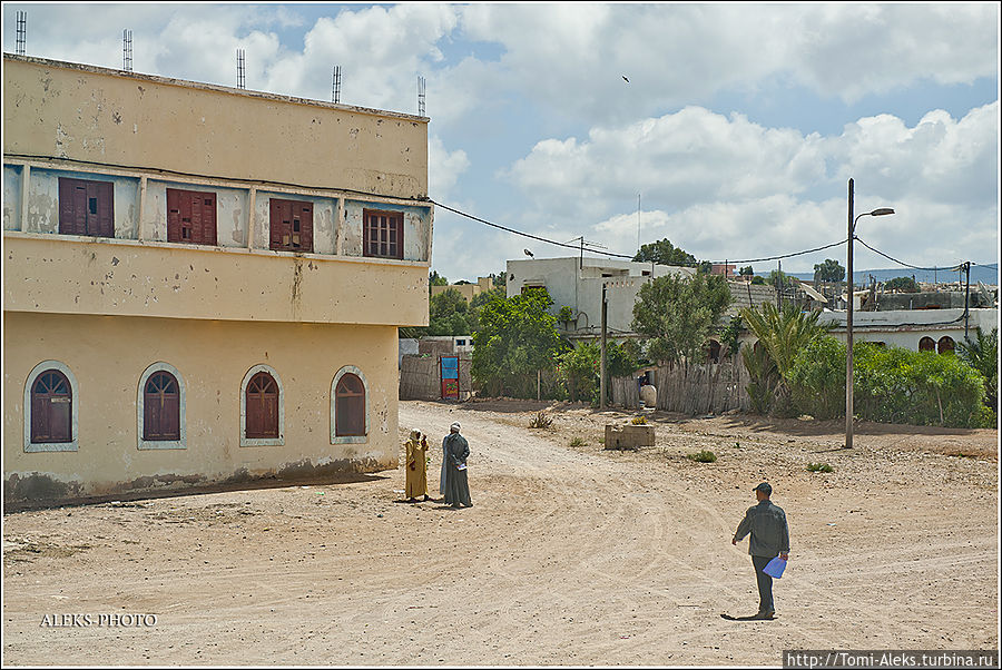 Своеобразная незамысловатая архитектура этих мест...
*