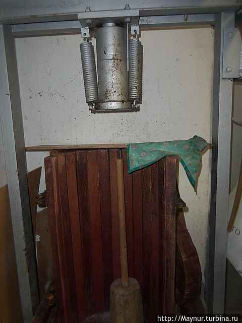 Под таким прессом в домашних условиях давят виноград.