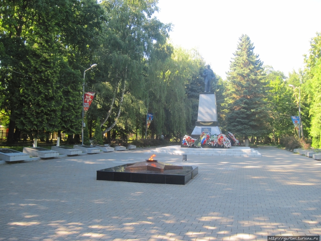 На окраине парка находится мемориал погибшим воинам в январе апреле 1945 г. Зеленоградск, Россия