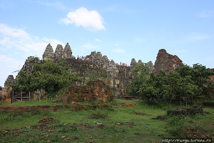 Вид с боку на храм Пном-Б