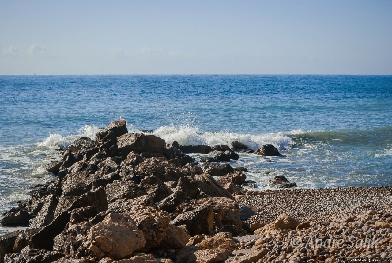 Прибой на Средиземном Ситжес, Испания