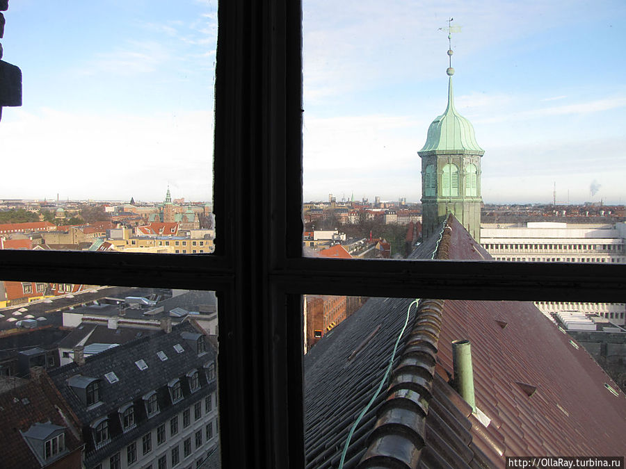 Мы практически на последнем рубеже. Из окна уже видная панорама города. Копенгаген, Дания