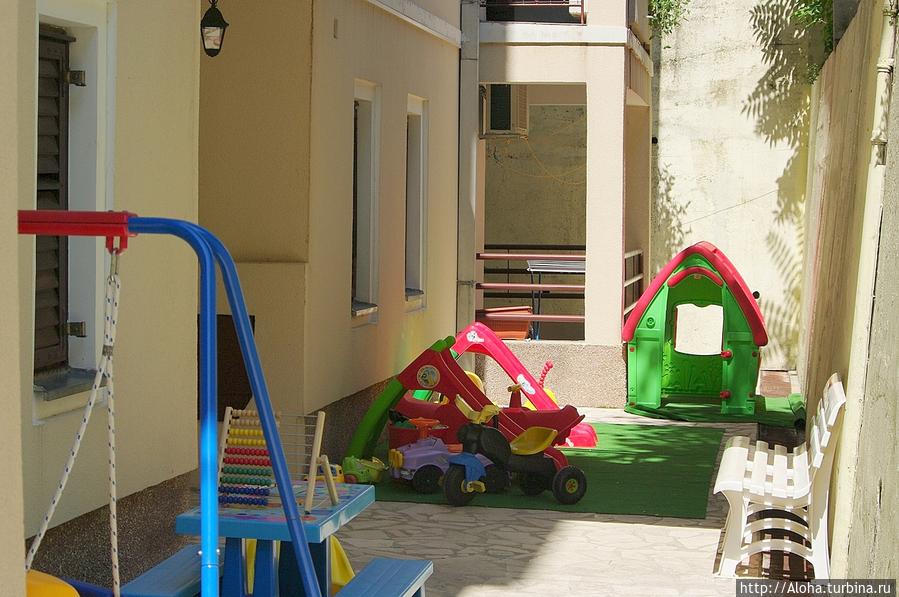 Часть детской площадки. Рисан, Черногория