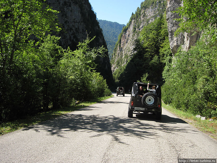 Часа в 4 мы отправились назад. По пути Ишхан завез нас в кафе, где мы заказали мамалыгу — местное блюдо, аджику и жареное мясо. Скажу честно — от мамалыги я не в восторге... Зато аджика очень даже ничего. А вот чача — это вообще напиток богов. Советую!