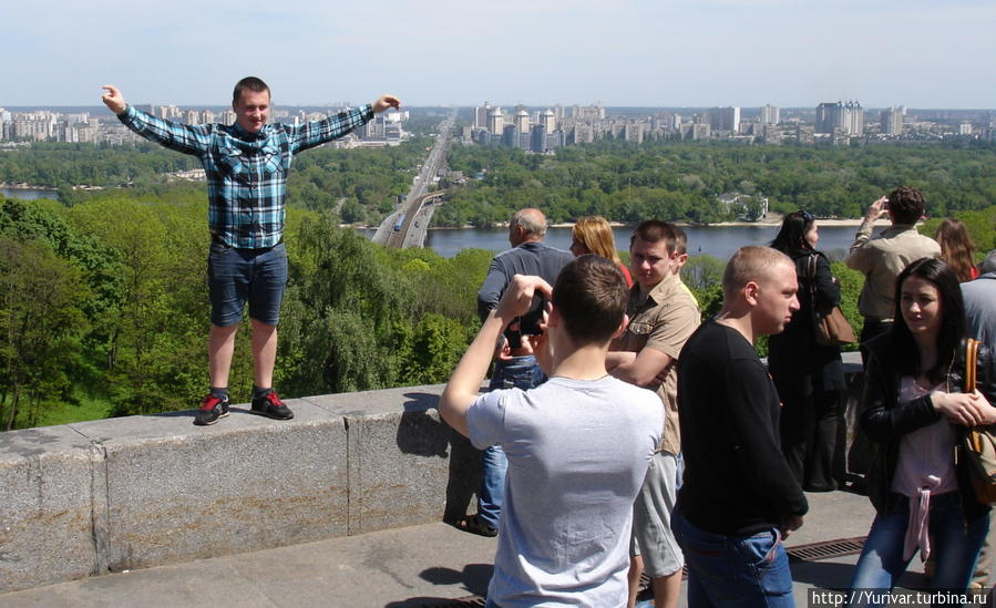 С холма Славы левый берег Киева виден на десятки километров Киев, Украина