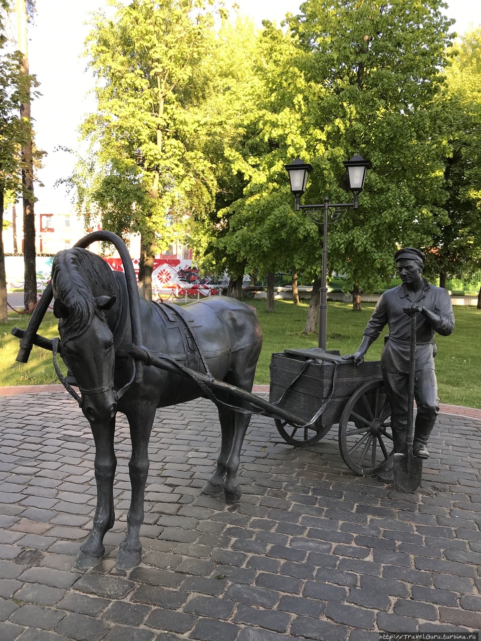 И такая скульптурная композиция есть на площадке перед заводом, как напоминание о том насколько упростилась фермерская жизнь с обретением ими железных коней Минск, Беларусь